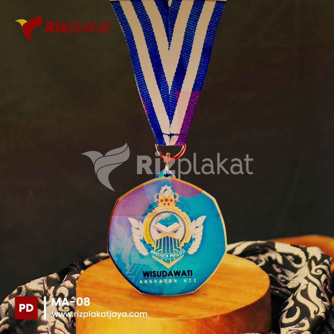 Medali Akrilik Wisudawati Unik